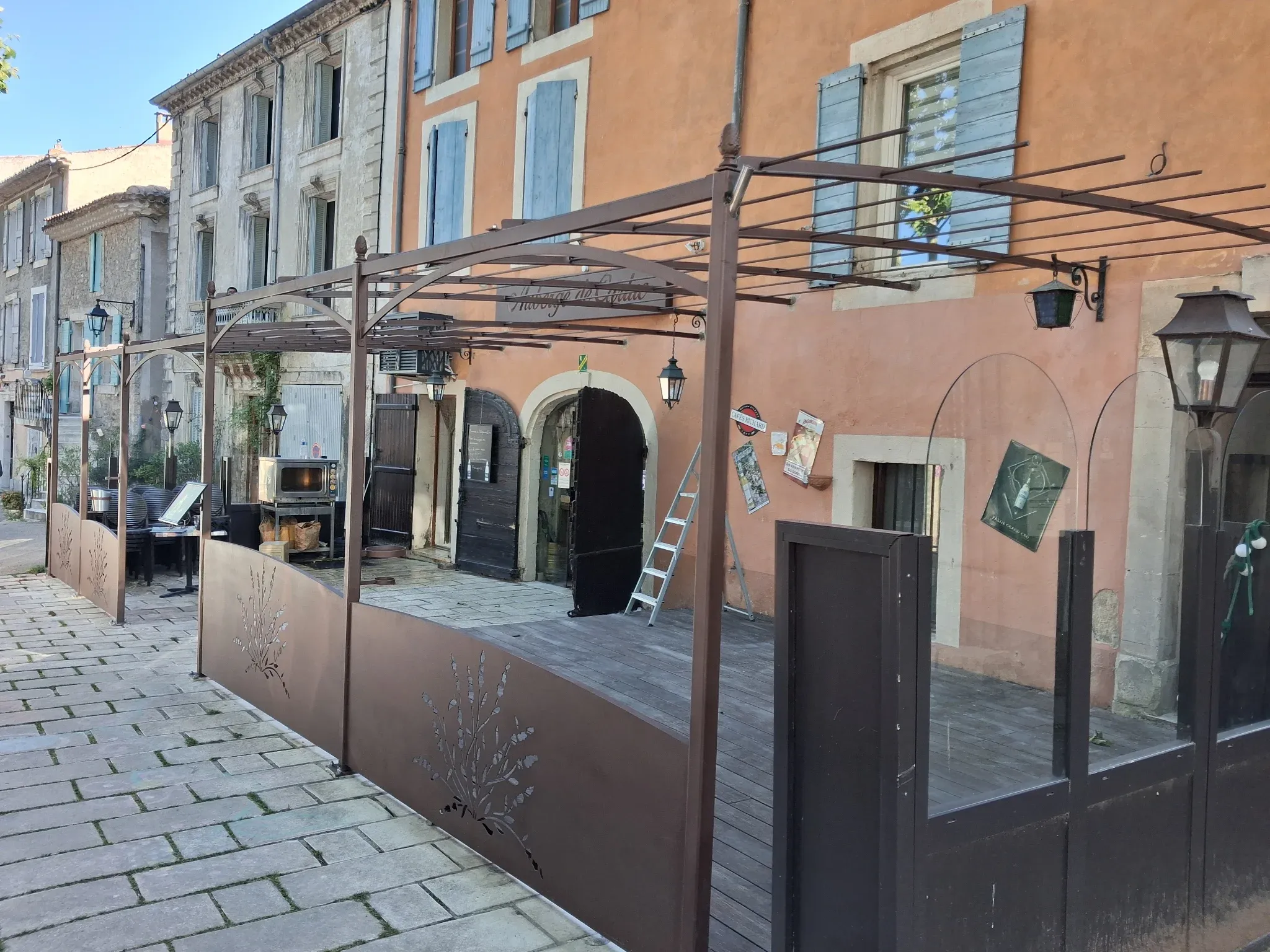 Pergola métallique sur mesure installée pour un restaurant à Céreste-en-Luberon
