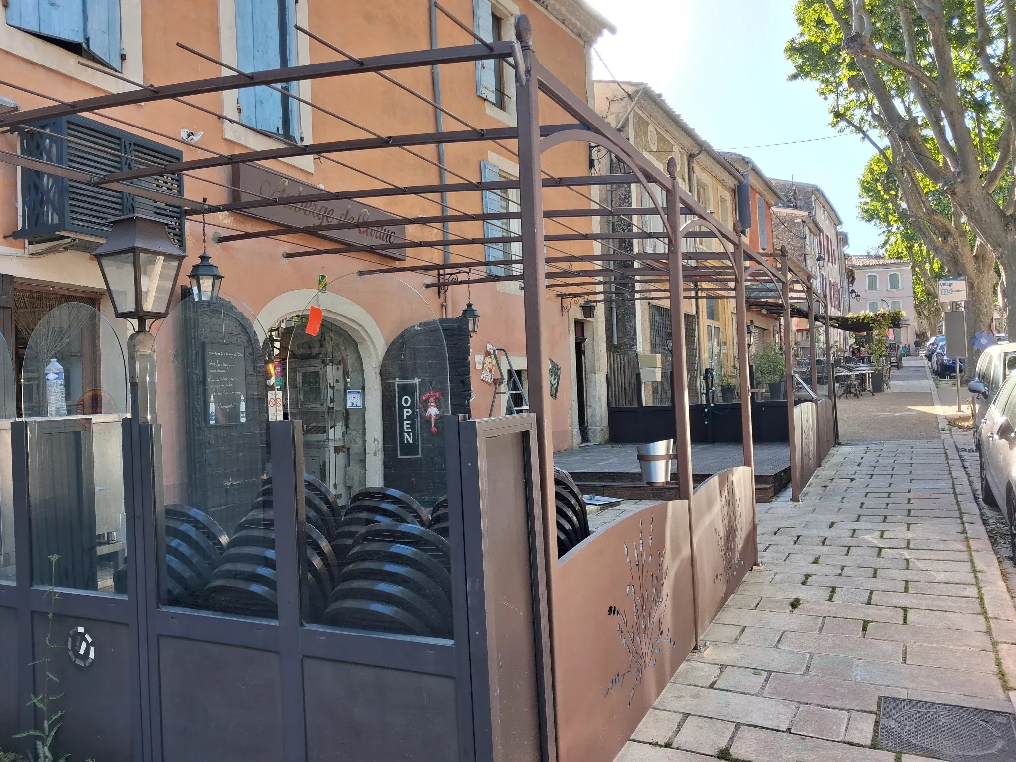 Pergola métallique sur mesure installée pour un restaurant à Céreste-en-Luberon