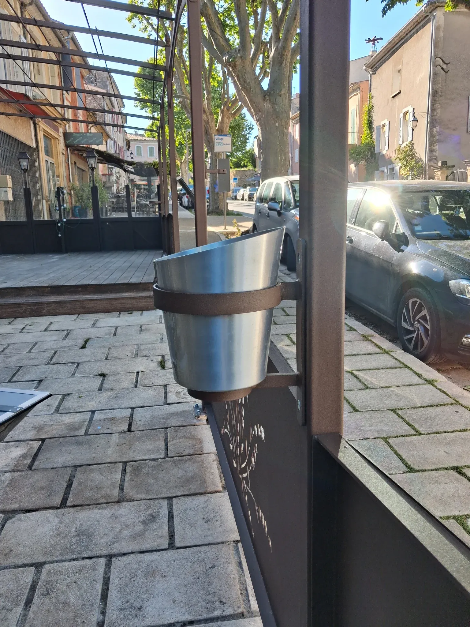 Pergola métallique sur mesure installée pour un restaurant à Céreste-en-Luberon