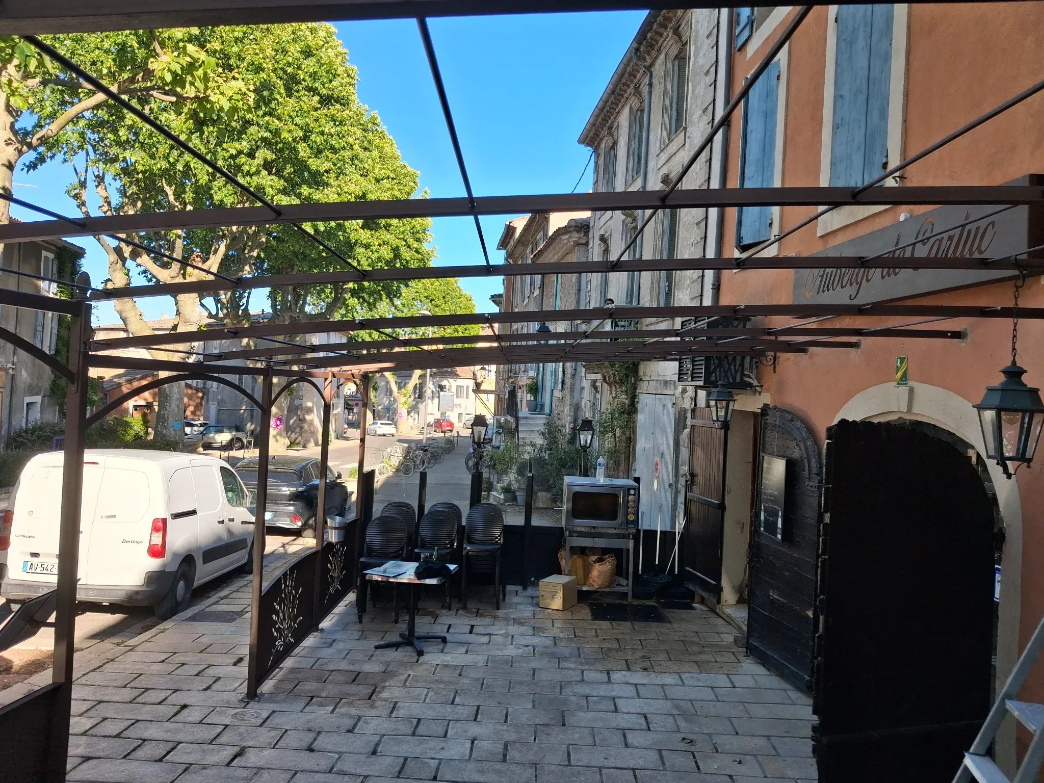 Pergola métallique sur mesure installée pour un restaurant à Céreste-en-Luberon