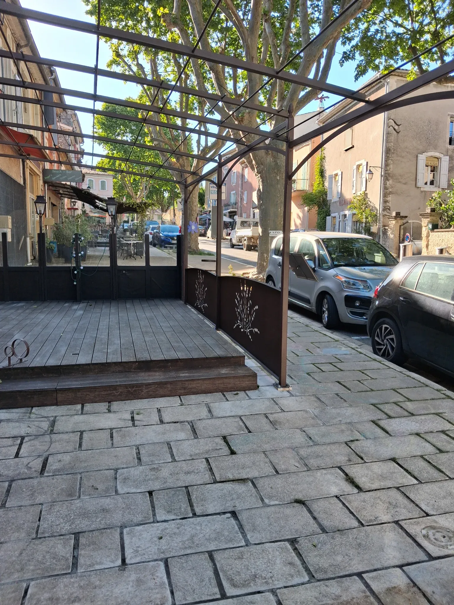 Pergola métallique sur mesure installée pour un restaurant à Céreste-en-Luberon