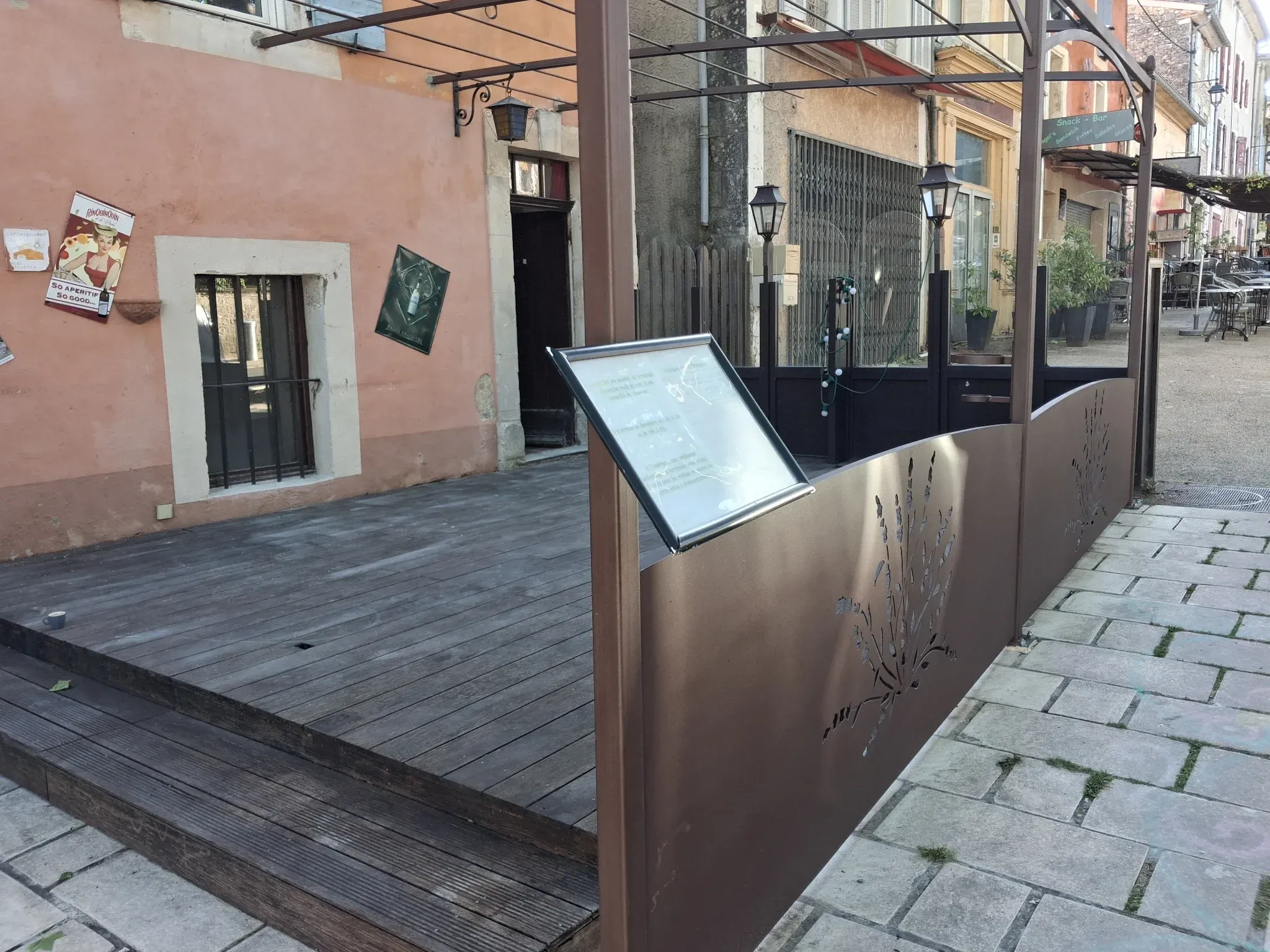 Pergola métallique sur mesure installée pour un restaurant à Céreste-en-Luberon