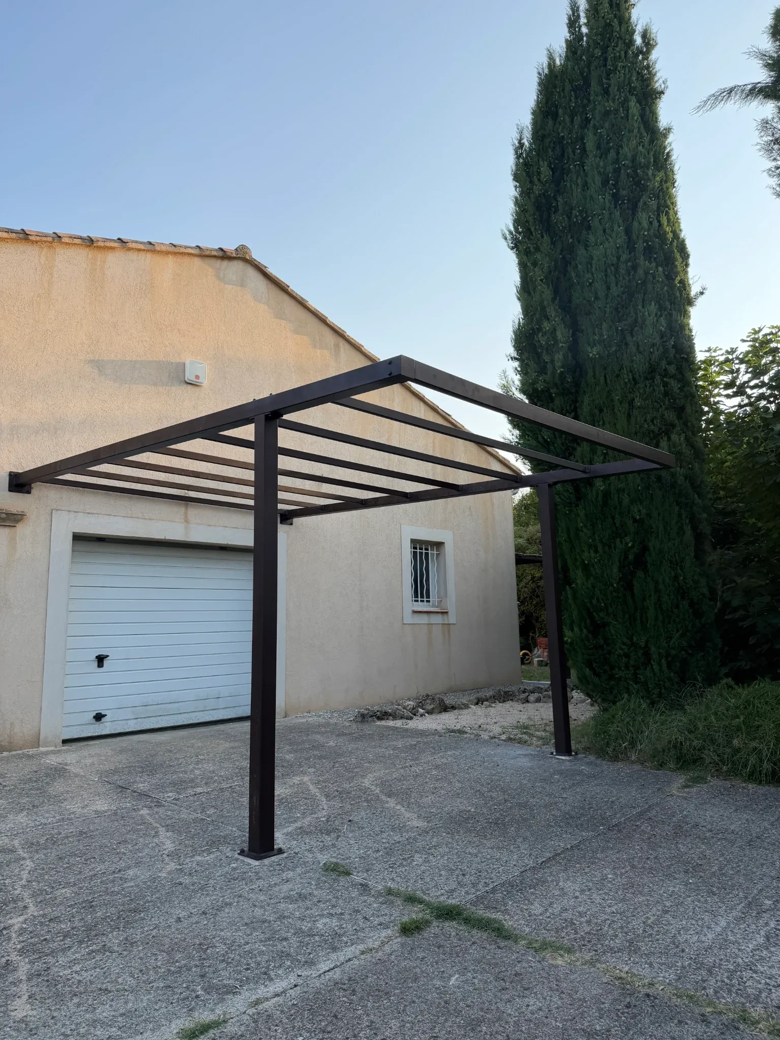 Vue de côté carport thermolaqué
